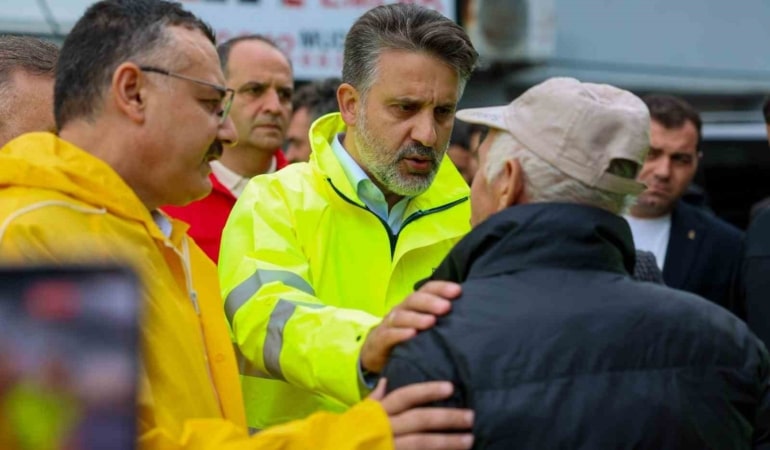 BURSA BÜYÜKŞEHİR BELEDİYE BAŞKAN VEKİLİ ŞAHİN BİBA, İL GENELİNDE ETKİLİ OLAN YAĞIŞIN ARDINDAN SEL VE SU BASKINI YAŞANAN MUDANYA’NIN ESENCE MAHALLESİ’NDE İNCELEMELERDE BULUNDU. VATANDAŞLARIN MAĞDURİYETLERİNİN GİDERİLİP YARALARIN SARILACAĞINI VURGULAYAN BAŞKAN VEKİLİ BİBA, İMAR PLANI BULUNMAYAN BÖLGEDE PLANLAMA VE ALTYAPI ÇALIŞMALARINA DA HIZ VERİLECEĞİNİ DUYURDU.