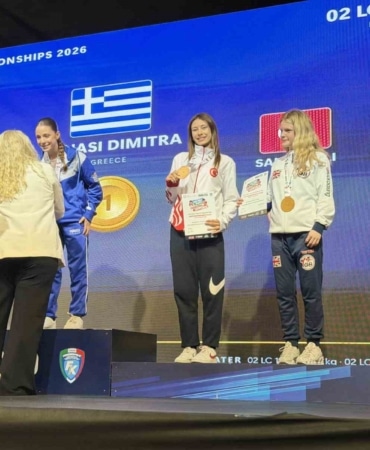 İTALYA’DA DÜZENLENEN 2026 KİCK BOKS DÜNYA ŞAMPİYONASI’NDA 50 KİLO GENÇ BAYANLAR LİGHT CONTACT KATEGORİSİNDE MÜCADELE EDEN BURSALI SPORCU ASLI SALIM, DÜNYA ÜÇÜNCÜSÜ OLARAK BRONZ MADALYA KAZANDI. SALIM, BURSA’YA DÖNÜŞÜNDE KULÜBÜ VE SEVENLERİ TARAFINDAN COŞKUYLA KARŞILANDI.