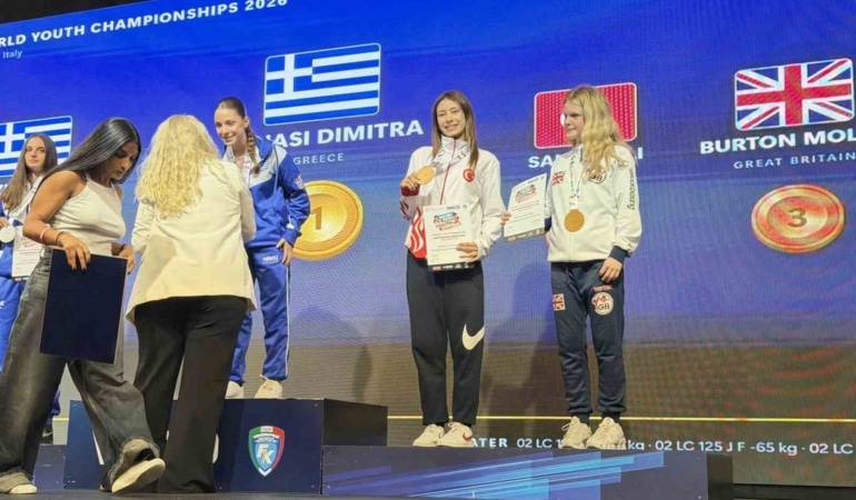 İTALYA’DA DÜZENLENEN 2026 KİCK BOKS DÜNYA ŞAMPİYONASI’NDA 50 KİLO GENÇ BAYANLAR LİGHT CONTACT KATEGORİSİNDE MÜCADELE EDEN BURSALI SPORCU ASLI SALIM, DÜNYA ÜÇÜNCÜSÜ OLARAK BRONZ MADALYA KAZANDI. SALIM, BURSA’YA DÖNÜŞÜNDE KULÜBÜ VE SEVENLERİ TARAFINDAN COŞKUYLA KARŞILANDI.