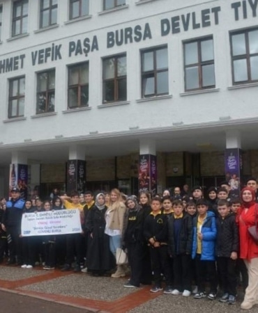BURSA'DA İL EMNİYET MÜDÜRLÜĞÜ TARAFINDAN YÜRÜTÜLEN PROJE KAPSAMINDA 250 ÖĞRENCİ, TİYATRO ETKİNLİĞİNDE BİR ARAYA GELDİ.