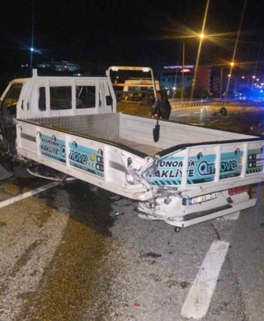 OTOMOBİL KAMYONETE ÇARPTI 250 METRE SAVRULDU TAKLA ATTI, FECİ KAZADA 1’İ AĞIR 3 YARALI