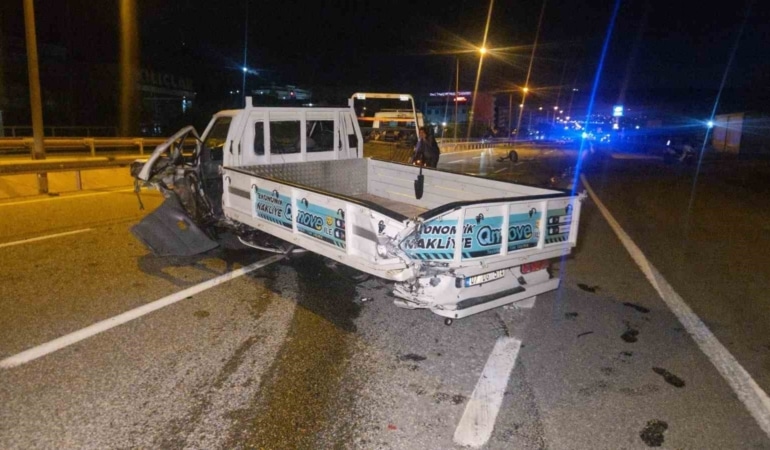 OTOMOBİL KAMYONETE ÇARPTI 250 METRE SAVRULDU TAKLA ATTI, FECİ KAZADA 1’İ AĞIR 3 YARALI