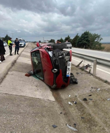 KARACABEY-BANDIRMA YOLUNDA, DAĞKADI KAVŞAĞI MEVKİİNDE MEYDANA GELEN TRAFİK KAZASINDA 1 KİŞİ YARALANDI.