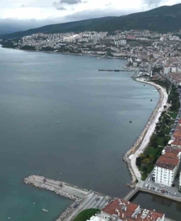 TMMOB JEOLOJİ MÜHENDİSLERİ ODASI GÜNEY MARMARA ŞUBE BAŞKANI MEHMET YILDIZ, BURSA’NIN GEMLİK İLÇESİNDE SÜREN SİSMİK HAREKETLİLİK HAKKINDA YAPTIĞI AÇIKLAMADA, "KUZEY ANADOLU FAY ZONU ORTA KOLUNDA GEMLİK KÖRFEZİNDE SİSMİK AKTİVİTENİN DEVAM ETTİĞİNİ GÖSTERMEKTEDİR" DEDİ.