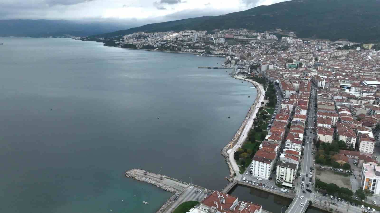 TMMOB JEOLOJİ MÜHENDİSLERİ ODASI GÜNEY MARMARA ŞUBE BAŞKANI MEHMET YILDIZ, BURSA’NIN GEMLİK İLÇESİNDE SÜREN SİSMİK HAREKETLİLİK HAKKINDA YAPTIĞI AÇIKLAMADA, "KUZEY ANADOLU FAY ZONU ORTA KOLUNDA GEMLİK KÖRFEZİNDE SİSMİK AKTİVİTENİN DEVAM ETTİĞİNİ GÖSTERMEKTEDİR" DEDİ.