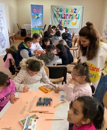 NİLÜFER BELEDİYESİ İLE HER YER ÇOCUK DERNEĞİ İŞ BİRLİĞİNDE DÜZENLENEN "ÇOCUKLARIN GÖLYAZI’SI" ATÖLYELERİ İLK BULUŞMASINI GERÇEKLEŞTİRDİ. DÖRT HAFTA SÜRECEK PROGRAMDA 8-12 YAŞ GRUBUNDAKİ ÇOCUKLAR, GÖLYAZI’YI KENDİ DENEYİMLERİ VE DUYGULARIYLA YENİDEN HARİTALANDIRIYOR.