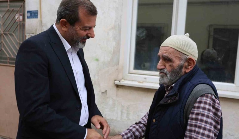 GÜRSU BELEDİYESİ, AİLE VE SOSYAL HİZMETLER BAKANLIĞI TARAFINDAN DESTEKLENEN ‘YUVAMDA SAĞLIK VE HUZUR VAR’ PROJESİ KAPSAMINDA EKİM AYI ETKİNLİKLERİNE DUYGU YÜKLÜ BİR SAHA ÇALIŞMASI İLE BAŞLADI. 1 EKİM DÜNYA YAŞLILAR GÜNÜ NEDENİYLE, İLÇENİN EN YAŞLI BÜYÜKLERİNİ ZİYARET EDEN GÜRSU BELEDİYE BAŞKANI VE EKİBİ, YAŞLILARIN GÖNÜLLERİNDE TAHT KURDU.