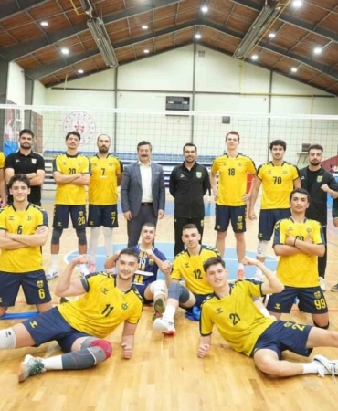 YENİŞEHİR BELEDİYESPOR ERKEK VOLEYBOL TAKIMI, SEZONA FIRTINA GİBİ BAŞLADI. İLK KARŞILAŞMASINDAN 3-0’LIK GALİBİYETLE AYRILAN SARI-LACİVERTLİLER, SEZONUN İLK İÇ SAHA MAÇINDA YSK YILDIZ SPOR’U DA 3-0 MAĞLUP EDEREK 2’DE 2 YAPTI.