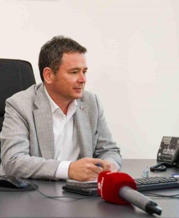 OSMANGAZİ’DE YAŞAYAN VATANDAŞLARIN TALEP VE BEKLENTİLERİNİ DOĞRUDAN DİNLEMEK AMACIYLA TELEFONUN BAŞINA GEÇEREK GELEN ÇAĞRILARI YANITLAYAN OSMANGAZİ BELEDİYE BAŞKANI ERKAN AYDIN, SAMİMİ GÖRÜŞMELER GERÇEKLEŞTİREREK İLETİLEN TALEPLERİN HIZLI BİR ŞEKİLDE ÇÖZÜME KAVUŞTURULMASINI SAĞLADI. OSMANGAZİ BELEDİYESİ, VATANDAŞI ÖNCELEYEN BU ANLAYIŞIYLA TÜRKİYE GENELİNDEKİ MEMNUNİYET LİSTESİNDE ZİRVEDE YER ALDI.