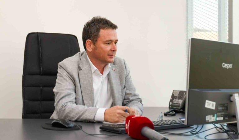 OSMANGAZİ’DE YAŞAYAN VATANDAŞLARIN TALEP VE BEKLENTİLERİNİ DOĞRUDAN DİNLEMEK AMACIYLA TELEFONUN BAŞINA GEÇEREK GELEN ÇAĞRILARI YANITLAYAN OSMANGAZİ BELEDİYE BAŞKANI ERKAN AYDIN, SAMİMİ GÖRÜŞMELER GERÇEKLEŞTİREREK İLETİLEN TALEPLERİN HIZLI BİR ŞEKİLDE ÇÖZÜME KAVUŞTURULMASINI SAĞLADI. OSMANGAZİ BELEDİYESİ, VATANDAŞI ÖNCELEYEN BU ANLAYIŞIYLA TÜRKİYE GENELİNDEKİ MEMNUNİYET LİSTESİNDE ZİRVEDE YER ALDI.