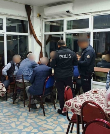 YILDIRIM İLÇESİNDE POLİS EKİPLERİNCE 300 PERSONELİN KATILIMIYLA SABİT VE HAREKETLİ YOL UYGULAMASI İLE UMUMA AÇIK İŞ YERLERİNE YÖNELİK DENETİM GERÇEKLEŞTİRİLDİ