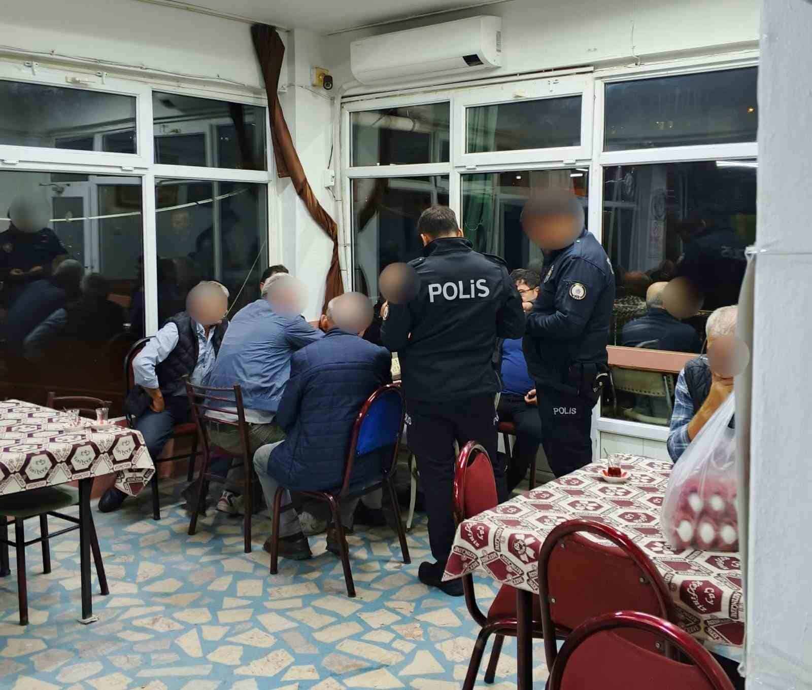 YILDIRIM İLÇESİNDE POLİS EKİPLERİNCE 300 PERSONELİN KATILIMIYLA SABİT VE HAREKETLİ YOL UYGULAMASI İLE UMUMA AÇIK İŞ YERLERİNE YÖNELİK DENETİM GERÇEKLEŞTİRİLDİ