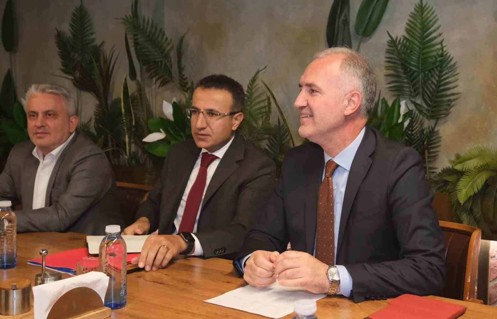 İNEGÖL BELEDİYE BAŞKANI ALPER TABAN’IN EV SAHİPLİĞİNDE DÜZENLENEN BULUŞMADA, İLÇEDE GÖREV YAPAN KAMU KURUMLARININ İDARECİLERİ BİR ARAYA GELDİ. KAYMAKAM AYHAN AKPAY, AK PARTİ BURSA MİLLETVEKİLİ AYHAN SALMAN VE AK PARTİ İNEGÖL İLÇE BAŞKANI MUSTAFA DURMUŞ’UN DA KATILDIĞI TOPLANTIDA, İNEGÖL’E YÖNELİK ÇALIŞMALAR VE KURUMLAR ARASI İŞ BİRLİĞİ ELE ALINDI.