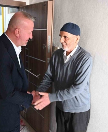 KARACABEY BELEDİYE BAŞKANI FATİH KARABATI, 1 EKİM DÜNYA YAŞLILAR GÜNÜ DOLAYISIYLA AŞEVİ’NDE KENDİ ELLERİYLE HAZIRLADIĞI YEMEKLERİ ZEKERİYA YILMAZ’IN EVİNE ULAŞTIRDI. AK PARTİ İLÇE BAŞKANI GÜLTEKİN SAYGISEVER VE İLÇE YÖNETİCİLERİNİN DE EŞLİK ETTİĞİ SAMİMİ ZİYARETTE BAŞKAN KARABATI, "BÜYÜKLERİMİZİN DUASI, TECRÜBESİ VE HAYATIMIZA KATTIĞI DEĞER BİZLER İÇİN ÇOK KIYMETLİ. ONLARIN HER ZAMAN YANINDA OLMAYA DEVAM EDECEĞİZ." DEDİ.