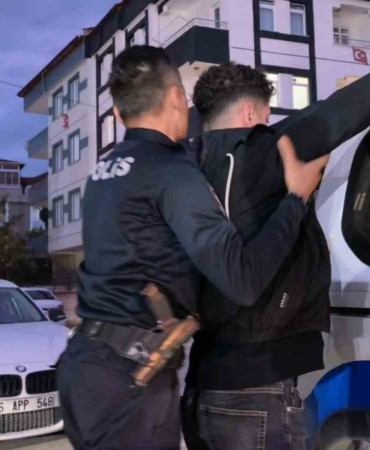 EHLİYET SINAVINDA DÜZENEKLE YAKALANDI, GÖZALTINA ALINDI