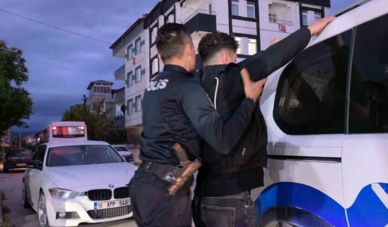 EHLİYET SINAVINDA DÜZENEKLE YAKALANDI, GÖZALTINA ALINDI