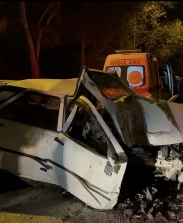 KONTROLDEN ÇIKAN ARAÇ DUVARA ÇARPTI… SIKIŞTIĞI ARAÇTAN BÖYLE KURTARILDI