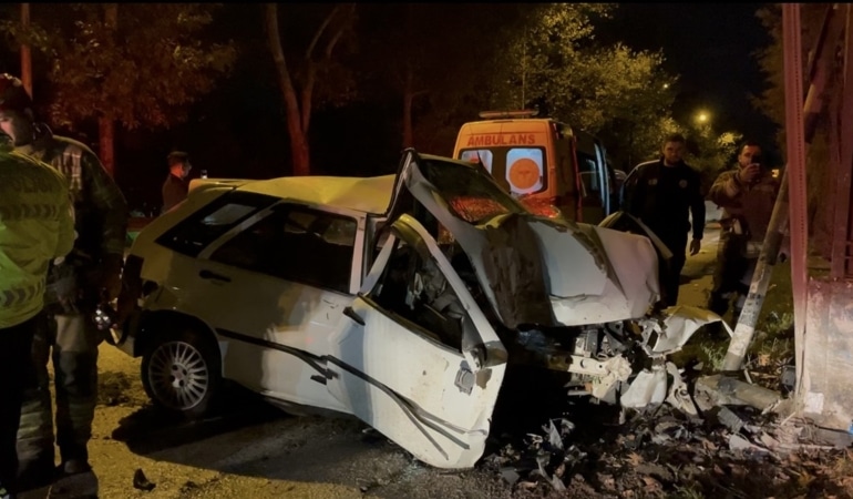 KONTROLDEN ÇIKAN ARAÇ DUVARA ÇARPTI… SIKIŞTIĞI ARAÇTAN BÖYLE KURTARILDI
