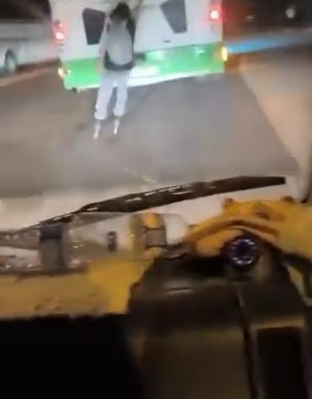BURSA’DA PATENLİ BİR GENCİN ÖZEL HALK OTOBÜSÜNÜN ARKASINA TUTUNARAK TEHLİKELİ SEYAHAT ETMESİ, AMATÖR KAMERAYA YANSIDI.