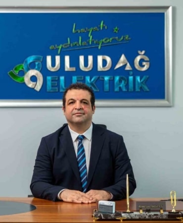 ULUDAĞ ELEKTRİK GENEL MÜDÜRÜ REMEZAN ARSLAN, SOSYAL FATURALAR PROJESİNİN ŞİRKETİN TOPLUMSAL FAYDA YAKLAŞIMININ ÖNEMLİ BİR PARÇASI OLDUĞUNU BELİRTTİ.