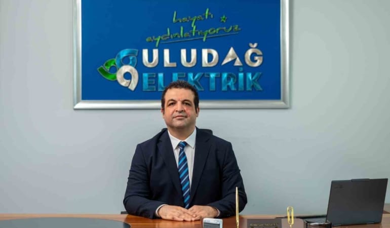 ULUDAĞ ELEKTRİK GENEL MÜDÜRÜ REMEZAN ARSLAN, SOSYAL FATURALAR PROJESİNİN ŞİRKETİN TOPLUMSAL FAYDA YAKLAŞIMININ ÖNEMLİ BİR PARÇASI OLDUĞUNU BELİRTTİ.