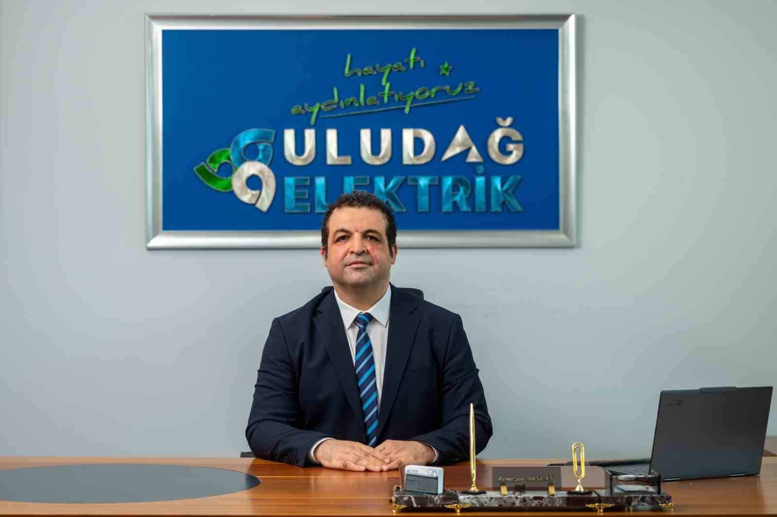 ULUDAĞ ELEKTRİK GENEL MÜDÜRÜ REMEZAN ARSLAN, SOSYAL FATURALAR PROJESİNİN ŞİRKETİN TOPLUMSAL FAYDA YAKLAŞIMININ ÖNEMLİ BİR PARÇASI OLDUĞUNU BELİRTTİ.