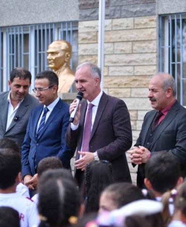 İNEGÖLSPOR’UN BAŞLATTIĞI "BİR ÇOCUĞUN MUTLULUĞU DÜNYAYA BEDEL" KAMPANYASI KAPSAMINDA YENİCEKÖY MAHALLESİNDE BULUNAN PERİHAN COŞKUN İLKOKULUNDA VE ABDURRAHMAN ÖZTARHAN İMAM HATİP ORTAOKULUNDA TOPLAM 750 ÖĞRENCİYE FORMALARI TESLİM EDİLDİ.