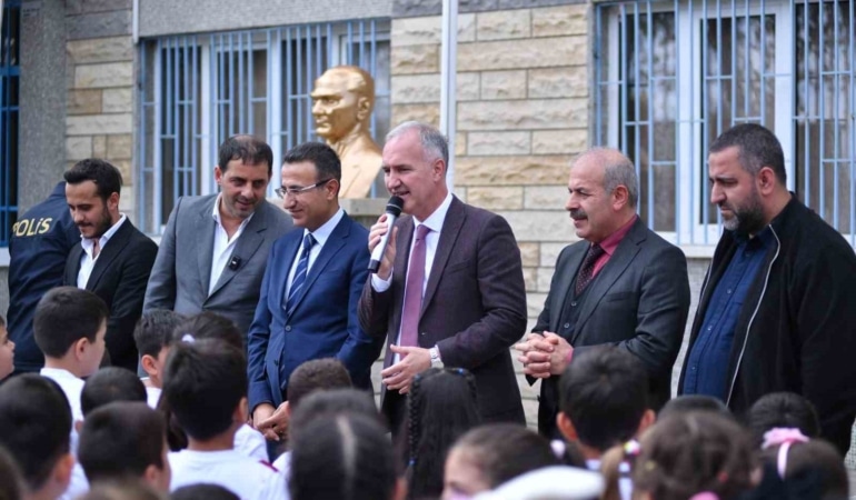 İNEGÖLSPOR’UN BAŞLATTIĞI "BİR ÇOCUĞUN MUTLULUĞU DÜNYAYA BEDEL" KAMPANYASI KAPSAMINDA YENİCEKÖY MAHALLESİNDE BULUNAN PERİHAN COŞKUN İLKOKULUNDA VE ABDURRAHMAN ÖZTARHAN İMAM HATİP ORTAOKULUNDA TOPLAM 750 ÖĞRENCİYE FORMALARI TESLİM EDİLDİ.