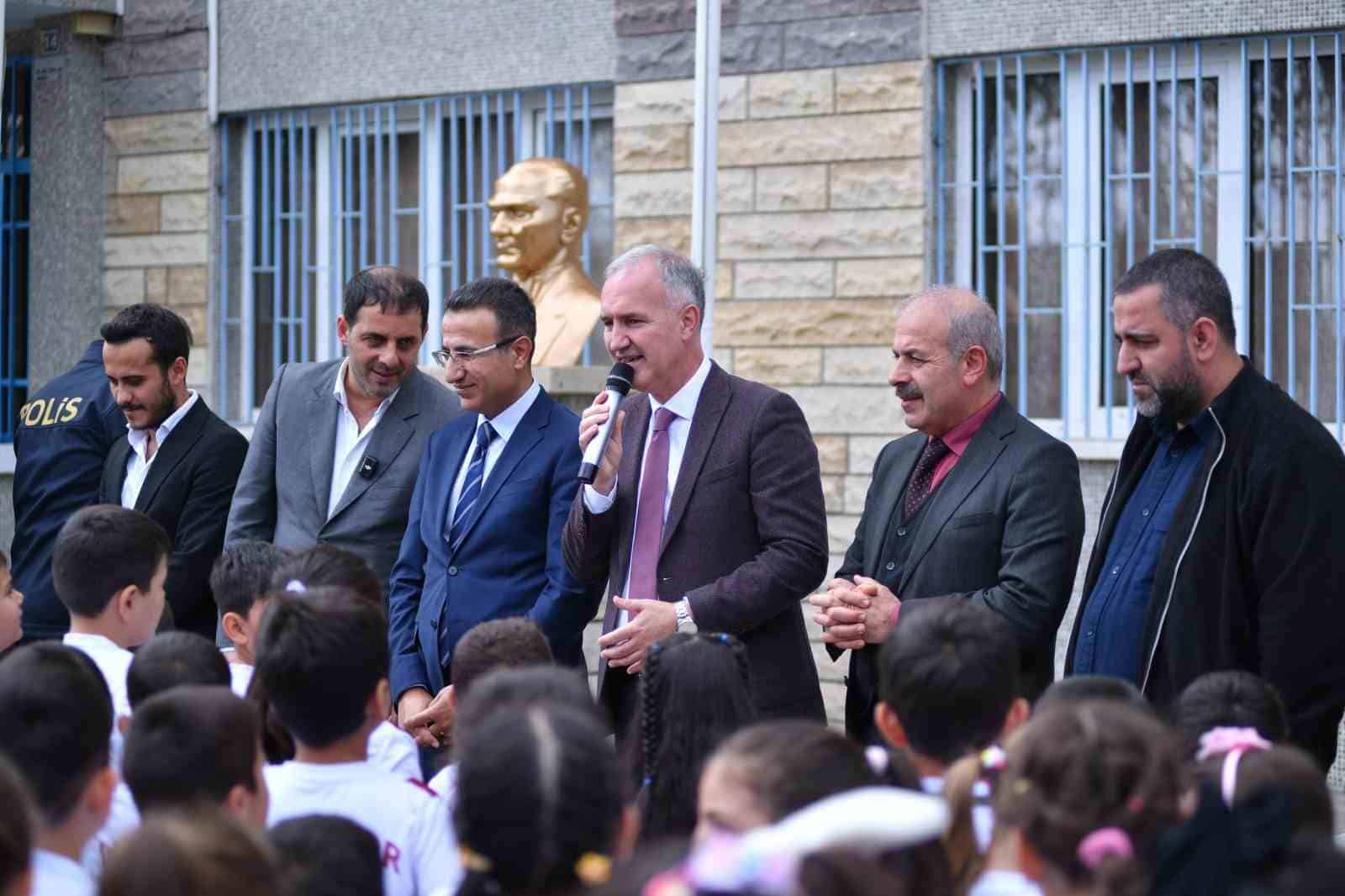 İNEGÖLSPOR’UN BAŞLATTIĞI "BİR ÇOCUĞUN MUTLULUĞU DÜNYAYA BEDEL" KAMPANYASI KAPSAMINDA YENİCEKÖY MAHALLESİNDE BULUNAN PERİHAN COŞKUN İLKOKULUNDA VE ABDURRAHMAN ÖZTARHAN İMAM HATİP ORTAOKULUNDA TOPLAM 750 ÖĞRENCİYE FORMALARI TESLİM EDİLDİ.
