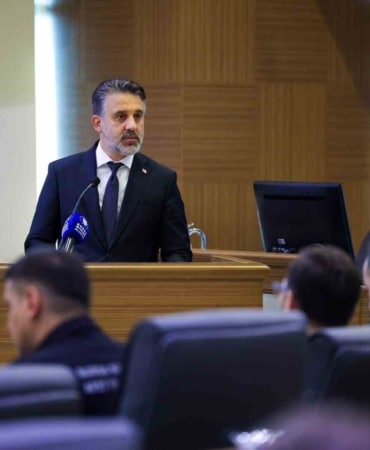 BURSA BÜYÜKŞEHİR BELEDİYE BAŞKAN VEKİLİ ŞAHİN BİBA, ‘BURSA AFET VE KENTSEL DİRENÇLİLİK BEYANNAMESİ’Nİ ŞEHRİN ‘AFET ANAYASASI’ HALİNE GETİRMEK İSTEDİKLERİNİ BELİRTEREK "BİLİMİN VE ORTAK AKLIN REHBERLİĞİNDE BU İRADEYİ BİRLİKTE BÜYÜTELİM" DEDİ.