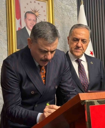 İÇİŞLERİ BAKANI MUSTAFA ÇİFTÇİ, YALOVA PROGRAMI KAPSAMINDA YALOVA VALİLİĞİ’Nİ ZİYARET ETTİ. BAKAN ÇİFTÇİ, VALİLİK BİNASI GİRİŞİNDE KENT PROTOKOLÜ TARAFINDAN KARŞILANDI.