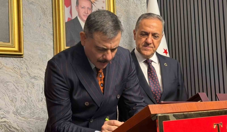 İÇİŞLERİ BAKANI MUSTAFA ÇİFTÇİ, YALOVA PROGRAMI KAPSAMINDA YALOVA VALİLİĞİ’Nİ ZİYARET ETTİ. BAKAN ÇİFTÇİ, VALİLİK BİNASI GİRİŞİNDE KENT PROTOKOLÜ TARAFINDAN KARŞILANDI.