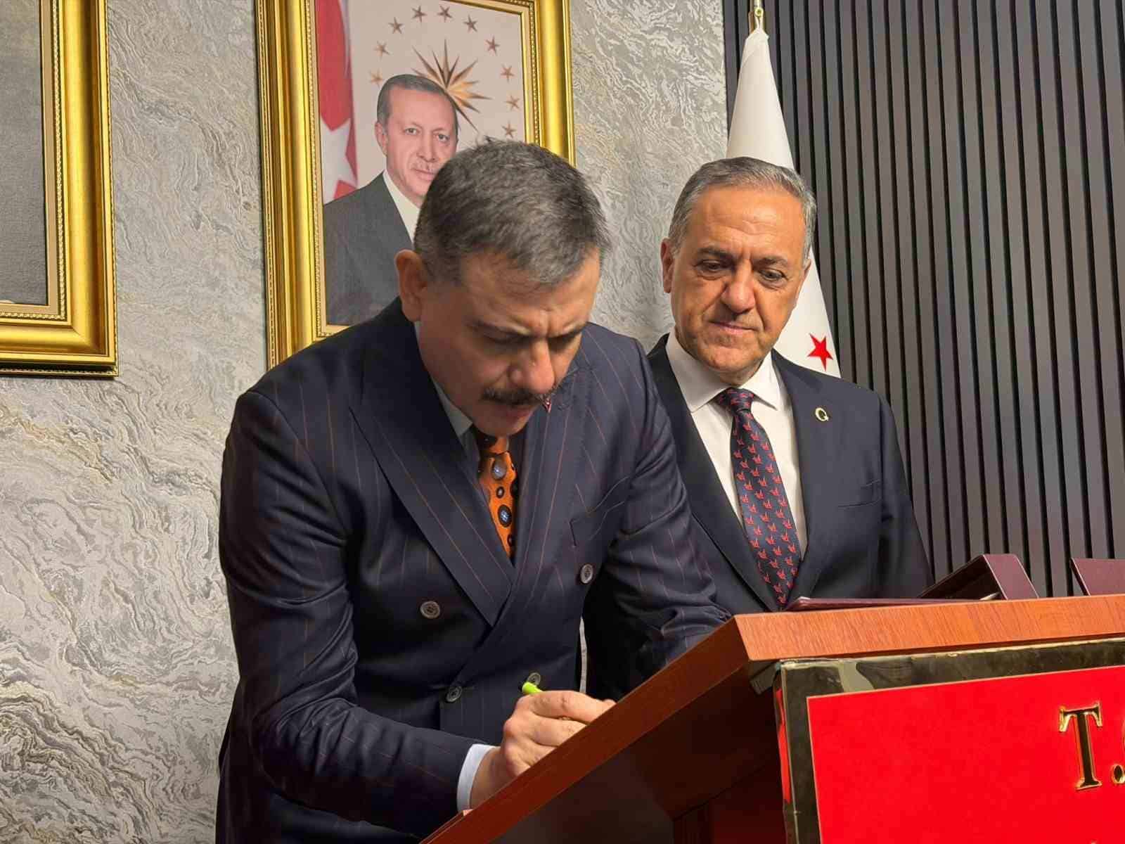 İÇİŞLERİ BAKANI MUSTAFA ÇİFTÇİ, YALOVA PROGRAMI KAPSAMINDA YALOVA VALİLİĞİ’Nİ ZİYARET ETTİ. BAKAN ÇİFTÇİ, VALİLİK BİNASI GİRİŞİNDE KENT PROTOKOLÜ TARAFINDAN KARŞILANDI.