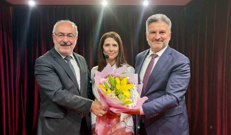 BURSA BÜYÜKŞEHİR BELEDİYESİ'NİN DÜZENLEDİĞİ SÖYLEŞİ PROGRAMIYLA TÜRK EDEBİYATI VE DÜŞÜNCE DÜNYASININ ÖNEMLİ İSİMLERİNDEN SAMİHA AYVERDİ'NİN ‘ATEŞ AĞACI' ESERİ ÜZERİNDEN BURSA'YA BAKIŞI ELE ALINDI.