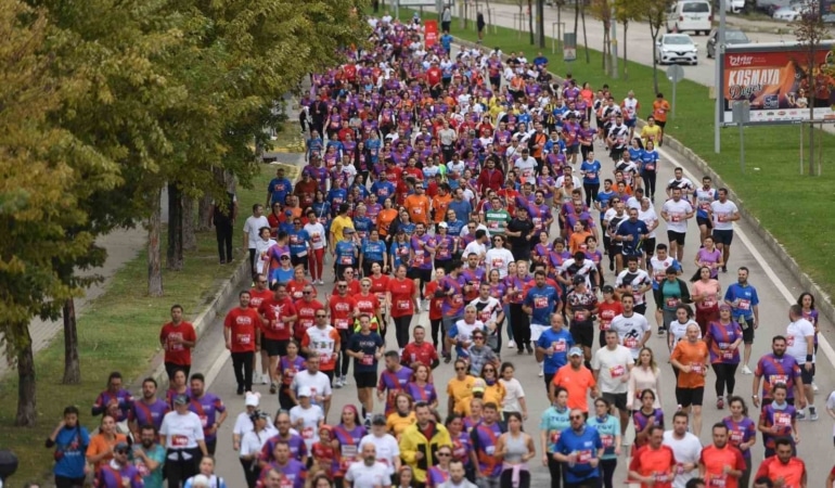 "KOŞMAK GEREK" TEMASIYLA 3-4 EKİM’DE BURSA’DA DÜZENLENECEK 13'ÜNCÜ EKER I RUN, İKİ GÜN BOYUNCA BİNLERCE KOŞUCUYU, SPORSEVERİ VE İYİLİK İÇİN ADIM ATAN KATILIMCILARI BİR ARAYA GETİRECEK. ULUDAĞ’DAN EKER MEYDAN’A UZANAN 42K MARATONU’NDAN MİNİK ADIMLAR KOŞUSU’NA, "KÖPEĞİNLE KOŞ" ETKİNLİĞİNDEN YARDIMSEVERLİK KOŞULARI’NA UZANAN PROGRAMIYLA ORGANİZASYON, BU YIL DA SPOR, DAYANIŞMA, EĞLENCE VE SÜRDÜRÜLEBİLİRLİĞİ BULUŞTURACAK.