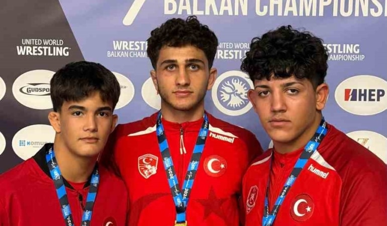 BURSA BÜYÜKŞEHİR BELEDİYESPOR KULÜBÜ SPORCULARI, HIRVATİSTAN'DA GERÇEKLEŞTİRİLEN YILDIZLAR BALKAN GÜREŞ ŞAMPİYONASI’NDA 3 MADALYA KAZANDI.