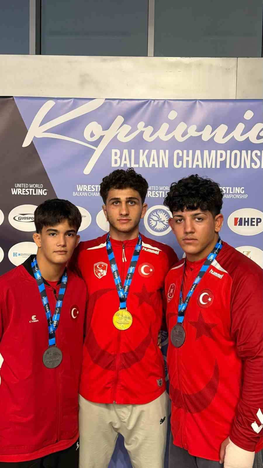 BURSA BÜYÜKŞEHİR BELEDİYESPOR KULÜBÜ SPORCULARI, HIRVATİSTAN'DA GERÇEKLEŞTİRİLEN YILDIZLAR BALKAN GÜREŞ ŞAMPİYONASI’NDA 3 MADALYA KAZANDI.