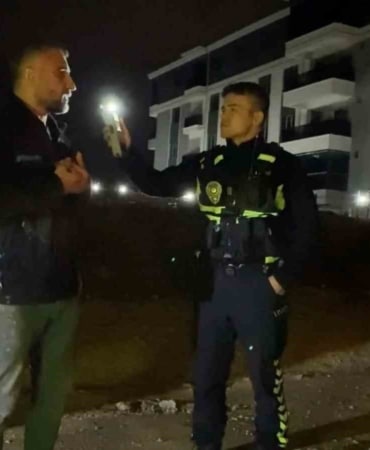 BURSA'NIN İNEGÖL İLÇESİNDE POLİSİN "DUR" İHTARINA UYMAYARAK KAÇAN ALKOLLÜ SÜRÜCÜ, 5 KİLOMETRELİK KOVALAMACANIN ARDINDAN YAKALANDI. ARACI BIRAKIP İNŞAATA SAKLANAN SÜRÜCÜ İLE ARAÇTA BULUNAN ARKADAŞI, POLİS EKİPLERİNE "SÜRÜCÜ BEN DEĞİLİM" DİYEREK BİRBİRLERİNİ SUÇLADI. İKİ ŞAHSIN TARTIŞMASI KISA SÜREDE KAVGAYA DÖNÜŞÜRKEN, TEKME VE YUMRUKLARIN HAVADA UÇUŞTUĞU ANLAR KAMERAYA YANSIDI. ALKOLLÜ SÜRÜCÜYE 550 BİN LİRA CEZA KESİLİRKEN EHLİYETİNE DE 5 YIL EL KONULDU.
