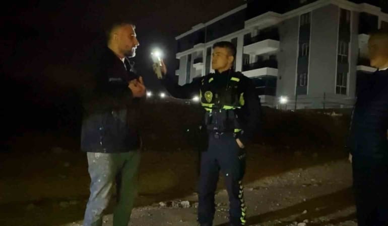 BURSA'NIN İNEGÖL İLÇESİNDE POLİSİN "DUR" İHTARINA UYMAYARAK KAÇAN ALKOLLÜ SÜRÜCÜ, 5 KİLOMETRELİK KOVALAMACANIN ARDINDAN YAKALANDI. ARACI BIRAKIP İNŞAATA SAKLANAN SÜRÜCÜ İLE ARAÇTA BULUNAN ARKADAŞI, POLİS EKİPLERİNE "SÜRÜCÜ BEN DEĞİLİM" DİYEREK BİRBİRLERİNİ SUÇLADI. İKİ ŞAHSIN TARTIŞMASI KISA SÜREDE KAVGAYA DÖNÜŞÜRKEN, TEKME VE YUMRUKLARIN HAVADA UÇUŞTUĞU ANLAR KAMERAYA YANSIDI. ALKOLLÜ SÜRÜCÜYE 550 BİN LİRA CEZA KESİLİRKEN EHLİYETİNE DE 5 YIL EL KONULDU.