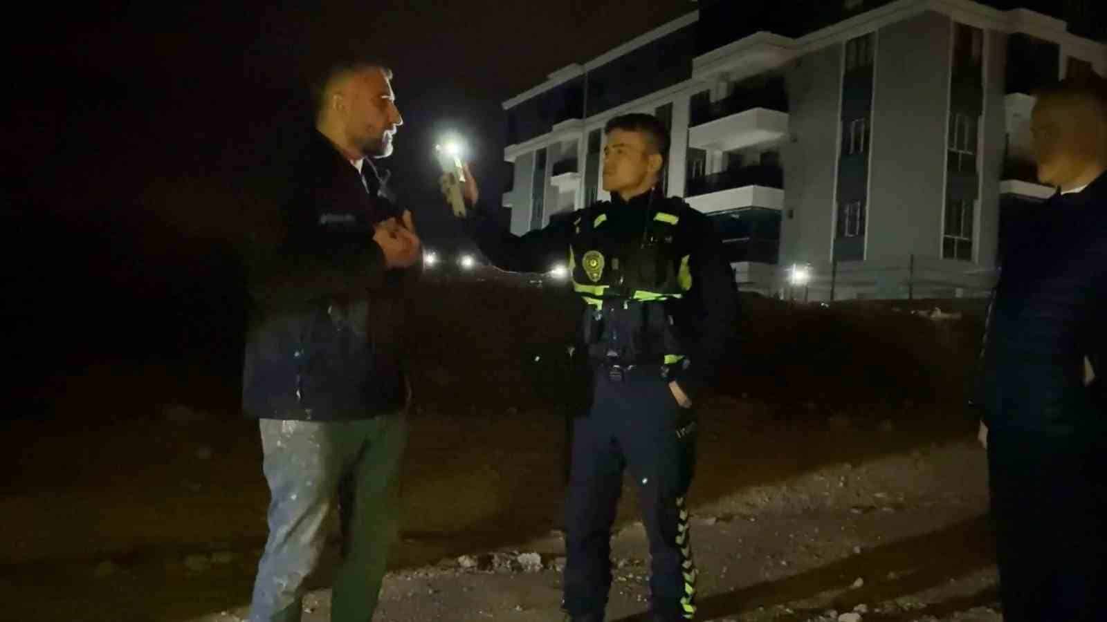 BURSA'NIN İNEGÖL İLÇESİNDE POLİSİN "DUR" İHTARINA UYMAYARAK KAÇAN ALKOLLÜ SÜRÜCÜ, 5 KİLOMETRELİK KOVALAMACANIN ARDINDAN YAKALANDI. ARACI BIRAKIP İNŞAATA SAKLANAN SÜRÜCÜ İLE ARAÇTA BULUNAN ARKADAŞI, POLİS EKİPLERİNE "SÜRÜCÜ BEN DEĞİLİM" DİYEREK BİRBİRLERİNİ SUÇLADI. İKİ ŞAHSIN TARTIŞMASI KISA SÜREDE KAVGAYA DÖNÜŞÜRKEN, TEKME VE YUMRUKLARIN HAVADA UÇUŞTUĞU ANLAR KAMERAYA YANSIDI. ALKOLLÜ SÜRÜCÜYE 550 BİN LİRA CEZA KESİLİRKEN EHLİYETİNE DE 5 YIL EL KONULDU.