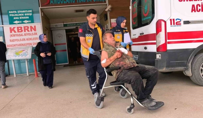 BURSA’NIN İNEGÖL İLÇESİNDE ODUN KESİMİ SIRASINDA MOTORLU TESTEREYE ELİNİ KAPTIRAN 61 YAŞINDAKİ ADAM YARALANDI.
