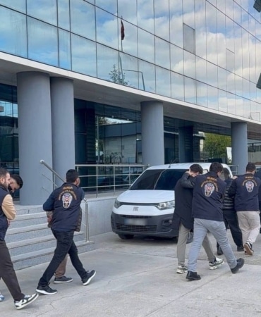 BURSA'DA VATANDAŞLARI BİLİŞİM SİSTEMLERİ ARACILIĞIYLA DOLANDIRDIKLARI BELİRLENEN ŞÜPHELİLERE YÖNELİK DÜZENLENEN OPERASYONDA 7 KİŞİ GÖZALTINA ALINDI. İSTANBUL, İZMİR VE HATAY'DA GERÇEKLEŞTİRİLEN EŞ ZAMANLI OPERASYONLARDA YAKALANAN ŞÜPHELİLERDEN 4'Ü TUTUKLANIRKEN, 3 KİŞİ HAKKINDA ADLİ KONTROL TEDBİRİ UYGULANDI.