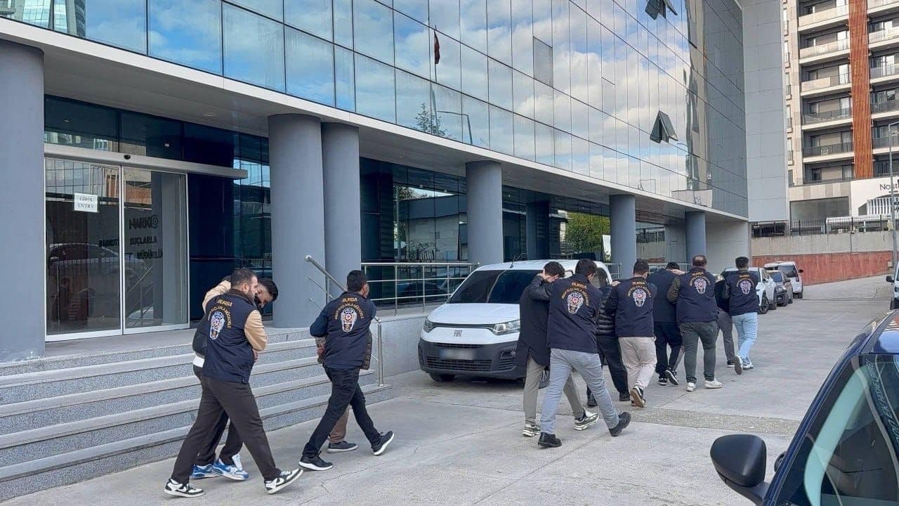 BURSA'DA VATANDAŞLARI BİLİŞİM SİSTEMLERİ ARACILIĞIYLA DOLANDIRDIKLARI BELİRLENEN ŞÜPHELİLERE YÖNELİK DÜZENLENEN OPERASYONDA 7 KİŞİ GÖZALTINA ALINDI. İSTANBUL, İZMİR VE HATAY'DA GERÇEKLEŞTİRİLEN EŞ ZAMANLI OPERASYONLARDA YAKALANAN ŞÜPHELİLERDEN 4'Ü TUTUKLANIRKEN, 3 KİŞİ HAKKINDA ADLİ KONTROL TEDBİRİ UYGULANDI.