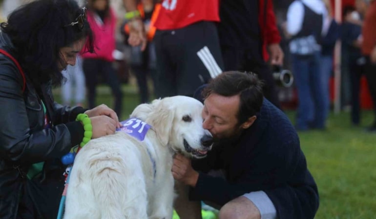 BURSA'DA BU YIL 13'ÜNCÜSÜ DÜZENLENEN EKER I RUN KAPSAMINDA İLK KEZ GERÇEKLEŞTİRİLEN "KÖPEĞİNLE KOŞ" ETKİNLİĞİ, YÜZLERCE HAYVANSEVER İLE PATİLİ DOSTLARINI AYNI PARKURDA BULUŞTURDU.