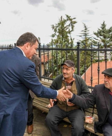 OSMANGAZİ BELEDİYE BAŞKANI ERKAN AYDIN, İLÇEYİ ORTAK AKIL VE İSTİŞARE ANLAYIŞIYLA YÖNETME HEDEFİ DOĞRULTUSUNDA MAHALLE ZİYARETLERİNİ SÜRDÜRÜYOR. İLÇENİN FARKLI NOKTALARINDA VATANDAŞLARLA BİR ARAYA GELEREK TALEP, GÖRÜŞ VE ÖNERİLERİ YERİNDE DİNLEYEN BAŞKAN AYDIN, BU KEZ MOLLAFENARİ MAHALLESİ’Nİ ZİYARET ETTİ.
