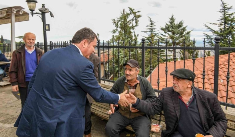 OSMANGAZİ BELEDİYE BAŞKANI ERKAN AYDIN, İLÇEYİ ORTAK AKIL VE İSTİŞARE ANLAYIŞIYLA YÖNETME HEDEFİ DOĞRULTUSUNDA MAHALLE ZİYARETLERİNİ SÜRDÜRÜYOR. İLÇENİN FARKLI NOKTALARINDA VATANDAŞLARLA BİR ARAYA GELEREK TALEP, GÖRÜŞ VE ÖNERİLERİ YERİNDE DİNLEYEN BAŞKAN AYDIN, BU KEZ MOLLAFENARİ MAHALLESİ’Nİ ZİYARET ETTİ.