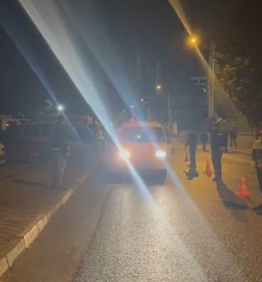 BURSA EMNİYET MÜDÜRLÜĞÜ EKİPLERİNCE YILDIRIM İLÇESİNDE GERÇEKLEŞTİRİLEN KAPSAMLI ASAYİŞ UYGULAMASINDA 539 KİŞİNİN SORGUSU YAPILIRKEN, ÇEŞİTLİ NOKTALARDA DENETLENEN 189 ARAÇTA HERHANGİ BİR SUÇ UNSURUNA RASTLANMADI. UYGULAMALARDA 2 YOKLAMA KAÇAĞI YAKALANIRKEN, 2 İŞ YERİNDE İSE İDARİ EKSİKLİK TESPİT EDİLDİ.