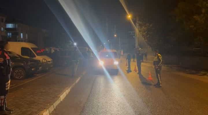 BURSA EMNİYET MÜDÜRLÜĞÜ EKİPLERİNCE YILDIRIM İLÇESİNDE GERÇEKLEŞTİRİLEN KAPSAMLI ASAYİŞ UYGULAMASINDA 539 KİŞİNİN SORGUSU YAPILIRKEN, ÇEŞİTLİ NOKTALARDA DENETLENEN 189 ARAÇTA HERHANGİ BİR SUÇ UNSURUNA RASTLANMADI. UYGULAMALARDA 2 YOKLAMA KAÇAĞI YAKALANIRKEN, 2 İŞ YERİNDE İSE İDARİ EKSİKLİK TESPİT EDİLDİ.