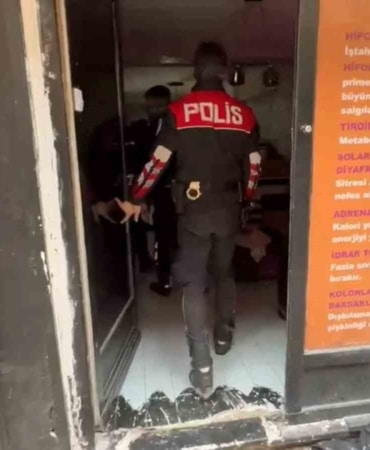 BURSA'DA MASAJ SALONLARI ÜZERİNDEN KADINLARI FUHŞA TEŞVİK EDEREK HAKSIZ KAZANÇ SAĞLADIKLARI VE ELDE EDİLEN GELİRLERİ AKLADIKLARI ÖNE SÜRÜLEN ŞÜPHELİLERE YÖNELİK DÜZENLENEN OPERASYONDA 21 KADIN KURTARILIRKEN, 12 ŞÜPHELİ GÖZALTINA ALINDI. ŞÜPHELİLERE AİT YAKLAŞIK 11 MİLYON LİRALIK MAL VARLIĞINA DA EL KONULDU.