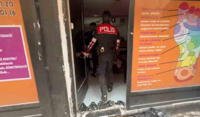 BURSA'DA MASAJ SALONLARI ÜZERİNDEN KADINLARI FUHŞA TEŞVİK EDEREK HAKSIZ KAZANÇ SAĞLADIKLARI VE ELDE EDİLEN GELİRLERİ AKLADIKLARI ÖNE SÜRÜLEN ŞÜPHELİLERE YÖNELİK DÜZENLENEN OPERASYONDA 21 KADIN KURTARILIRKEN, 12 ŞÜPHELİ GÖZALTINA ALINDI. ŞÜPHELİLERE AİT YAKLAŞIK 11 MİLYON LİRALIK MAL VARLIĞINA DA EL KONULDU.